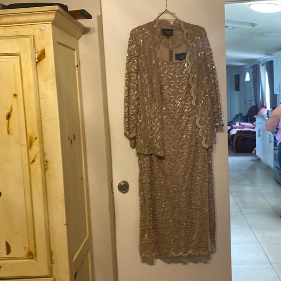Alex Evenings Dresses & Skirts - This stunning cream colored dress by Alex evenings